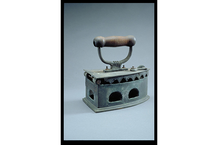 <strong>Charcoal iron</strong><br>
1998-01660<br>
Undated<br>
Collection of National Museum of Singapore, National Heritage Board